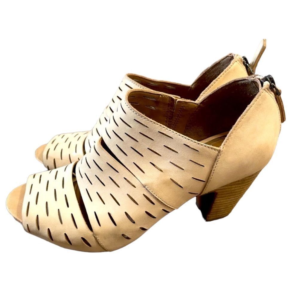Clark’s Artisan Open Toe Leather Shoes Size 8.5